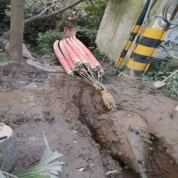 和田挖金矿拖拉管